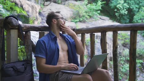 Stressed-office-worker-working-with-laptop-outdoors.